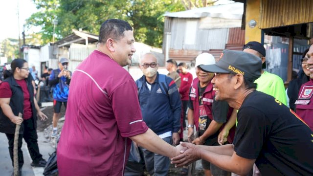Wali Kota Makassar Munafri Arifuddin berbincang akrab dan menyalami warga di sela-sela peninjauan lapangan memantau kebersihan lingkungan di pemukiman warga.
