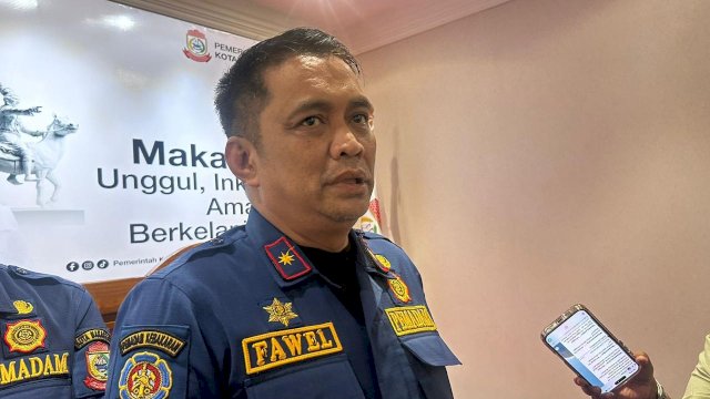 Kepala Dinas Damkarmat Kota Makassar, Fadli Wellang, saat memaparkan skema kesiapsiagaan personel dan armada pemadam kebakaran dalam menghadapi ancaman dampak kemarau ekstrem di Kota Makassar.