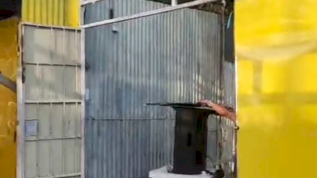 Kondisi salah satu bangunan lapak kaki lima bercat kuning di Jalan Ujung Tinumbu saat mulai dibongkar secara mandiri oleh pemiliknya sebagai bentuk dukungan terhadap program penataan fasum Pemkot Makassar.