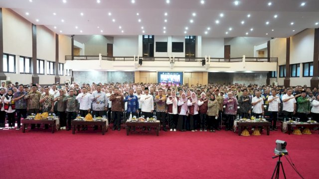 Wali Kota Makassar Munafri Arifuddin bersama Menteri Sosial RI Saifullah Yusuf, Gubernur Sulsel, serta para kepala daerah se-Sulsel saat berfoto bersama dalam agenda silaturahmi penguatan data jaring pengaman sosial di Kantor Gubernur Sulsel.