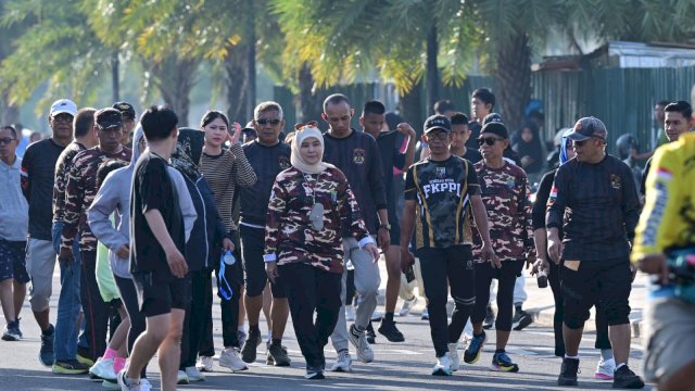 Ketua FKPPI Sulsel Aliyah Mustika Ilham didampingi Ketua KBPP Polri Sulsel Ilham Arief Sirajuddin memimpin barisan jalan sehat silaturahmi lintas generasi di kawasan CPI Makassar.