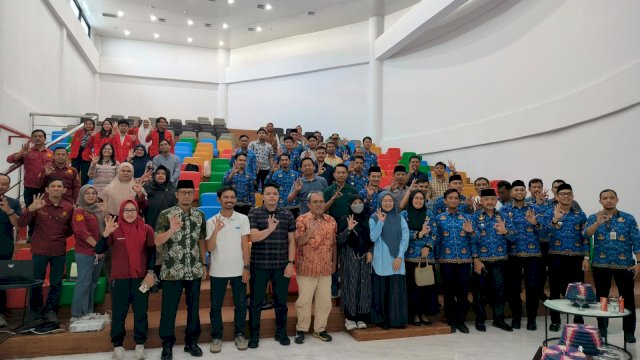 Seluruh elemen pemangku kepentingan dan peserta lintas sektor mengabadikan momen bersama seusai merumuskan strategi penanganan kebersihan wilayah dalam agenda FGD Pengelolaan Sampah di Kota Makassar.