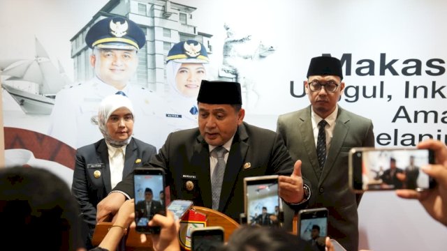 Wali Kota Makassar Munafri Arifuddin memberikan keterangan pers di Balai Kota Makassar, memaparkan program pemberian insentif KUR bagi PKL yang kooperatif demi mendukung penataan kota yang tertib sekaligus menjaga keberlangsungan ekonomi kerakyatan.
