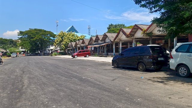 Suasana infrastruktur jalan di dalam kawasan terminal Kota Makassar yang telah diaspal mulus, menjadi bagian dari realisasi program pembenahan fasilitas transportasi publik darat tahun 2026.