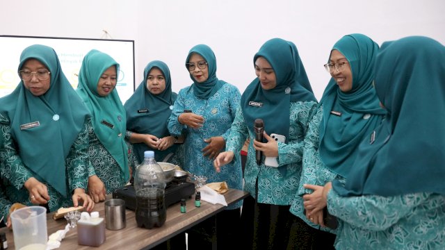 Suasana praktik langsung para kader TP PKK Kota Makassar saat mengolah limbah rumah tangga di atas meja demonstrasi dalam pelatihan kemandirian finansial di Kota Makassar.