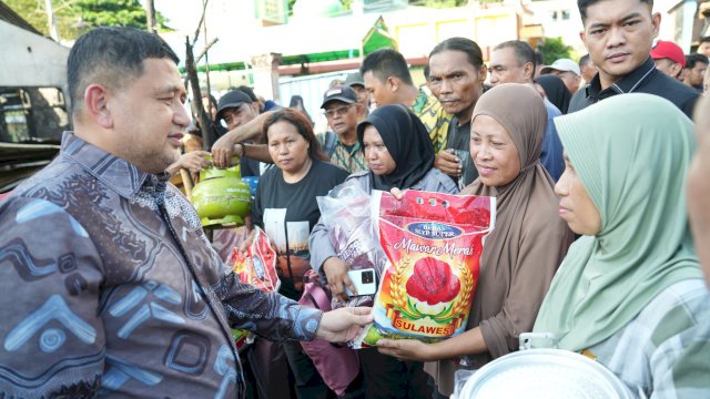 Wali Kota Makassar Munafri Arifuddin menyalurkan langsung bantuan logistik bahan pangan pokok kepada warga yang menjadi korban musibah kebakaran di Kecamatan Tamalate, Makassar.