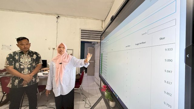 Kepala Dinas Pendidikan Kota Makassar Achi Soleman memantau langsung pergerakan data dan skor verifikasi pendaftaran calon siswa pada layar monitor digital menjelang pengumuman jalur non-domisili.