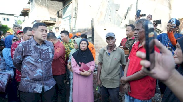 Wali Kota Makassar Munafri Arifuddin (kiri) saat berdialog langsung dan mendengarkan keluhan para korban kebakaran guna memastikan pendistribusian logistik dan material bangunan tepat sasaran.