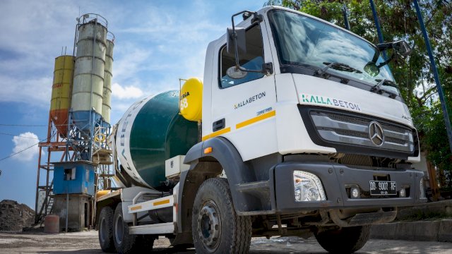 Potret armada ready mix Kalla Beton. Produk ini kembali dipercaya dalam pembangunan Proyek Strategis Nasional (PSN), Sekolah Garuda di Kota Kendari, Sulawesi Tenggara tahun ini.