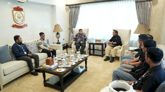 Wali Kota Makassar Munafri Arifuddin (tengah) saat menerima kunjungan kerja dan audiensi strategis dari manajemen Indosat Ooredoo Hutchison di Rujab Wali Kota Makassar.
