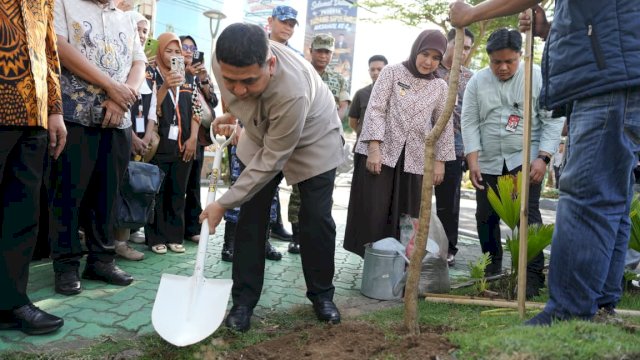Wali Kota Makassar Munafri Arifuddin melakukan penanaman pohon di area Balai Kota Makassar sebagai bagian dari rangkaian pencanangan komitmen bersama Sensus Ekonomi 2026.