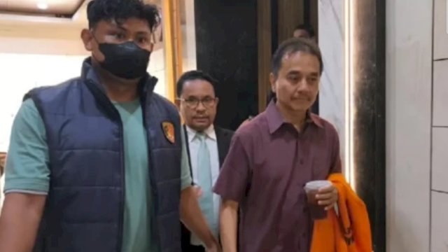 Pakar telematika Roy Suryo saat berada di Mapolda Metro Jaya pasca-penangkapan terkait kelanjutan kasus dugaan penyebaran informasi ijazah palsu.