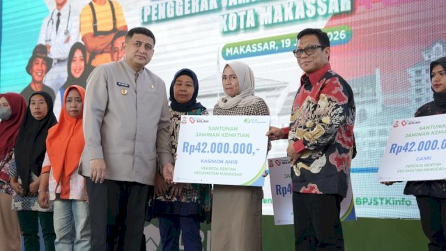 Penyerahan simbolis Santunan Jaminan Kematian senilai Rp42 juta kepada ahli waris pekerja rentan saat prosesi peluncuran Agen Perisai di Lapangan Karebosi, Makassar.