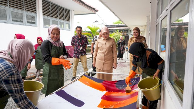 TINJAU KERASIKAN BATIK: Wakil Wali Kota Makassar, Aliyah Mustika Ilham, saat melihat langsung proses pengerjaan kain batik ciprat oleh kaum perempuan peserta pelatihan keterampilan berbasis kompetensi di Sentra Wirajaya Kemensos RI, Kota Makassar, Selasa (21/4/2026).