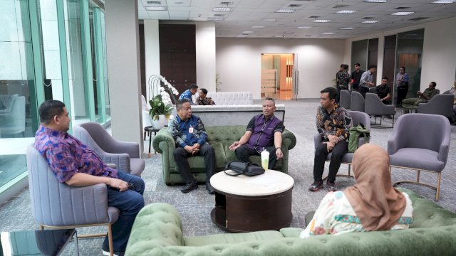 Wali Kota Makassar, Munafri Arifuddin, saat berdiskusi bersama jajaran pejabat Pemkot Makassar di sela-sela agenda koordinasi percepatan proyek PSEL TPA Antang bersama kementerian terkait di Jakarta, Selasa (21/6/2026).