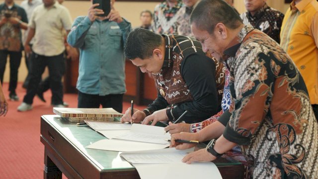 Wali Kota Makassar, Munafri Arifuddin (tengah), saat menandatangani berkas komitmen bersama pengelolaan sampah dalam Rapat Koordinasi bersama Kementerian LH di Kantor Gubernur Sulsel, Kamis (23/4/2026).