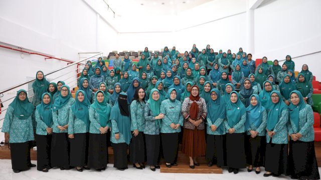 Pengurus dan kader TP PKK Kota Makassar mengabadikan momen bersama para narasumber usai pembukaan sosialisasi program Gelari Pelangi di Auditorium Gedung PKK Kota Makassar, Kamis (23/4/2026).