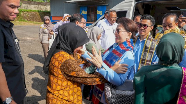 Wakil Wali Kota Makassar, Aliyah Mustika Ilham (kiri depan), menyambut hangat rombongan kunjungan kerja reses Komisi IV DPR RI saat tiba untuk meninjau ketersediaan stok pangan di Gudang BULOG Panaikang, Makassar, Kamis (23/4/2026).