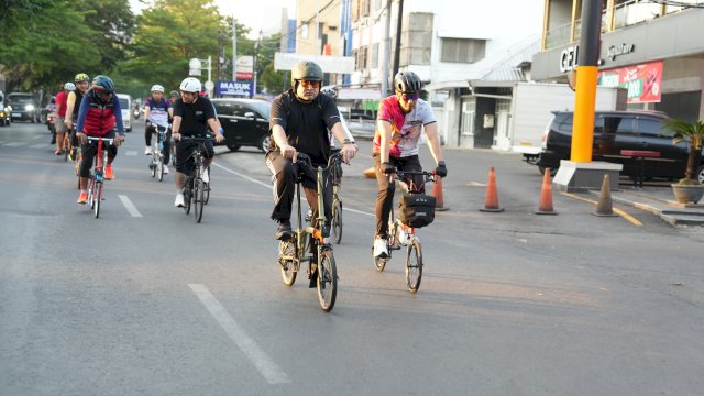 Wali Kota Makassar, Munafri Arifuddin (tengah depan), memimpin langsung patroli kebersihan lingkungan dari atas sepeda lipat dalam gerakan "Jumat Bersih" melintasi jalanan di Kecamatan Wajo dan Ujung Tanah, Makassar, Jumat (24/4/2026).