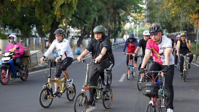 Wali Kota Makassar, Munafri Arifuddin (tengah depan), memimpin patroli kebersihan bersepeda bersama jajaran SKPD demi menyisir titik-titik saluran air yang tersumbat di Kecamatan Wajo dan Ujung Tanah, Makassar, Jumat (24/4/2026).