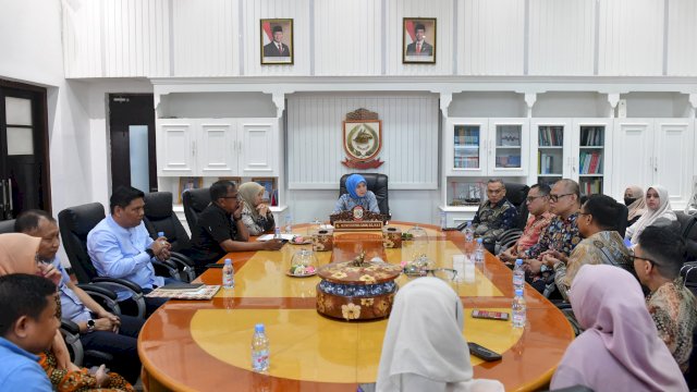 Wakil Wali Kota Makassar, Aliyah Mustika Ilham (tengah jilbab biru), memimpin rapat audiensi bersama pengurus IAI Wilayah Sulsel terkait rencana workshop penguatan pelaporan keuangan di Ruang Rapat Wakil Wali Kota, Makassar, Jumat (24/4/2026).