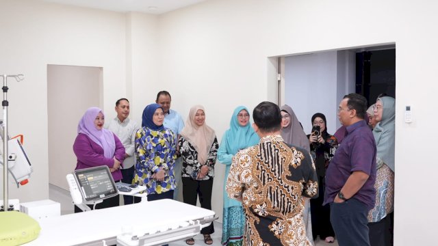 Wakil Wali Kota Makassar, Aliyah Mustika Ilham (jilbab biru tua, kemeja batik abstrak), mendampingi Dirjen Pelayanan Kesehatan Rujukan Kemenkes RI, Azhar Jaya (kanan baju ungu), saat meninjau langsung kesiapan alat medis Cathlab di RSUD Daya, Makassar, Sabtu (25/4/2026).