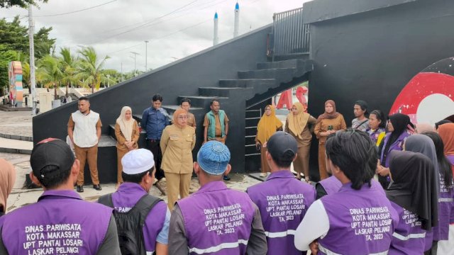 Kepala UPTD Pengelolaan Pantai Losari, Muliyani Rosa, memberikan arahan kepada jajaran petugas terkait persiapan kawasan dalam menyambut delegasi IGS Diplomatic Tour 2026 di Makassar, Sabtu (20/6/2026).