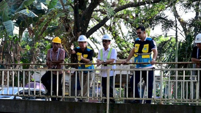 Plt Dirut Perumda Air Minum Kota Makassar, Andi Syahrum (kedua dari kiri), meninjau langsung progres pengerukan saluran air baku di sepanjang Jalan Abdesir menuju Manggala, Jumat (19/06/2026).