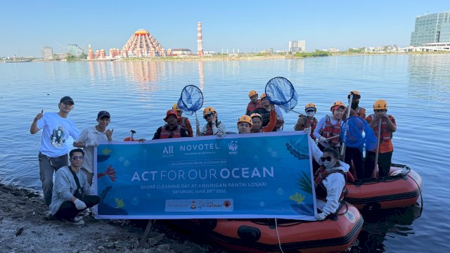 Novotel Makassar Gandeng Pemkot Bersihkan 350 Kg Sampah di Pantai Losari