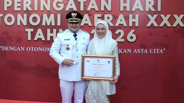 Wali Kota Makassar, Munafri Arifuddin, menerima penghargaan sebagai pemerintah kota dengan kinerja pemerintahan terbaik pada peringatan Hari Otonomi Daerah ke-XXX tahun 2026 di Jakarta, Senin (27/4/2026).