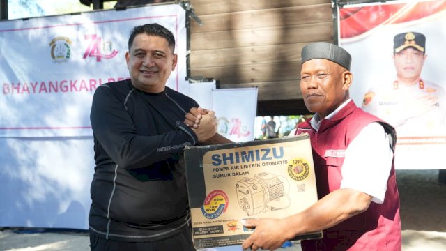 Wali Kota Makassar, Munafri Arifuddin, menyerahkan bantuan pompa air secara simbolis kepada warga Pulau Lanjukang dalam kegiatan bakti sosial Hari Bhayangkara ke-80, Sabtu (20/6/2026).