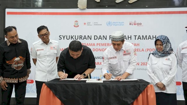 Wali Kota Makassar, Munafri Arifuddin, bersama Ketua PMI Kota Makassar, Syamsu Rizal, menandatangani nota kesepahaman gerakan donor darah rutin dalam rangka Hari Donor Darah Sedunia 2026, Sabtu (20/06/2026).