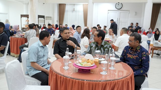 Wali Kota Makassar, Munafri Arifuddin, berbincang dengan para akademisi dan Rektor Universitas Hasanuddin dalam Gala Dinner simposium internasional kelautan dan perikanan, Sabtu (20/6/2026).