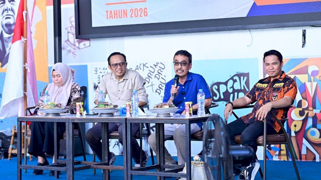 Plt Direktur Utama Perumda Air Minum Kota Makassar, Andi Syahrum, memaparkan tantangan dan solusi krisis air bersih dalam Dialog Publik Pemuda Pancasila, Sabtu (20/6/2026).