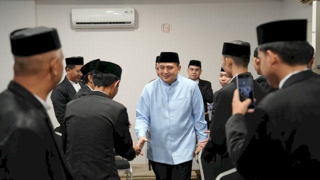 Wali Kota Makassar, Munafri Arifuddin, menyapa pengurus Ikatan Da'i Sulawesi Selatan (IKDA) Cabang Makassar dalam acara pelantikan, Minggu (21/6/2026). (red)