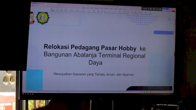Tampilan layar presentasi dalam Rapat Koordinasi terkait rencana relokasi pedagang Pasar Hobi ke Bangunan Abalanja Terminal Regional Daya. (red)