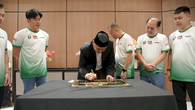 Wali Kota Makassar, Munafri Arifuddin, menandatangani prasasti sebagai tanda resmi dibukanya PadelHood Makassar, Minggu (21/6/2026). (red)