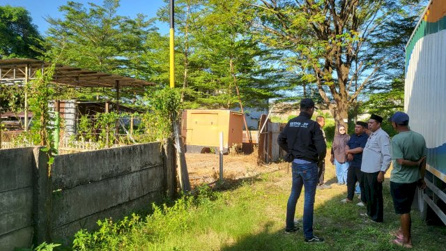 Petugas Satpol PP bersama warga meninjau kondisi aset lahan milik Pemkot Makassar di kawasan Kompleks Pemda Manggala yang diduga diserobot oknum. (red)