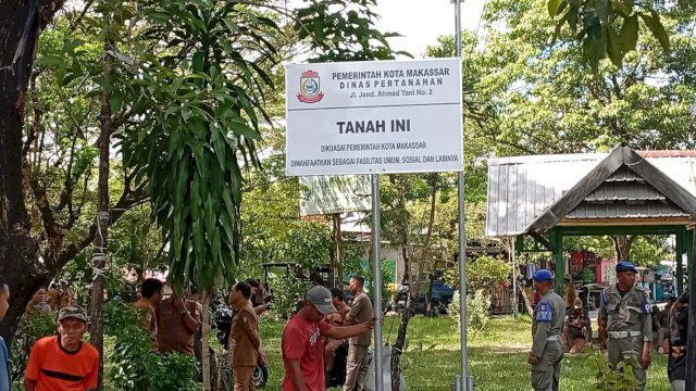 Tim gabungan memasang papan penanda di lokasi lahan aset fasilitas umum milik Pemkot Makassar di kawasan Perumnas Sudiang, Kecamatan Biringkanaya.