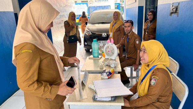 Kepala Dinas Pendidikan Kota Makassar, Achi Soleman, meninjau kesiapan panitia sekolah dalam verifikasi berkas pendaftaran SPMB Jalur Domisili, Senin (22/6/2026).