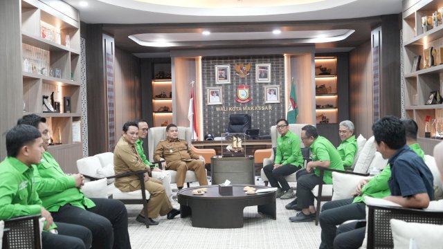 Wali Kota Makassar, Munafri Arifuddin, menerima kunjungan audiensi Ketua DPC PKB Makassar, Andi Fauzi Wawo, beserta jajaran pengurus di Balai Kota Makassar.