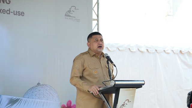 Wali Kota Makassar, Munafri Arifuddin, memberikan sambutan dalam acara groundbreaking pengembangan kawasan mixed-use Mal Ratu Indah, Selasa (28/4/2026).
