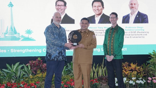 Wali Kota Makassar, Munafri Arifuddin, menerima secara resmi penghargaan dunia WRI Ross Center Prize for Cities 2025&ndash;2026 yang diserahkan dalam kegiatan Mayor's Exclusive Roundtable Meeting di Baruga Anging Mammiri, Senin (22/6/2026).