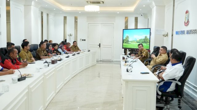 Wali Kota Makassar, Munafri Arifuddin, memimpin rapat koordinasi dengan Asosiasi Pengusaha Indonesia (Apindo) serta sejumlah perwakilan serikat pekerja dalam rangka persiapan peringatan Hari Buruh Internasional 2026 di Balai Kota Makassar, Selasa (28/4/2026).