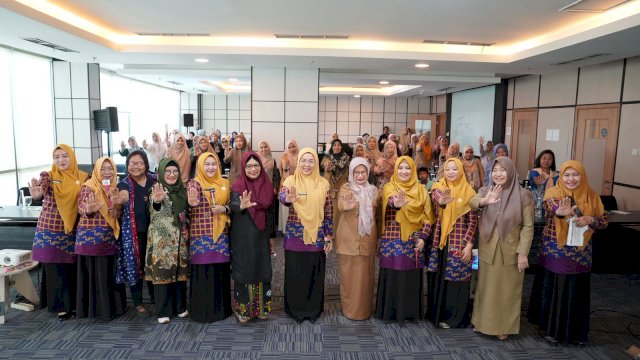 Bunda PAUD Kota Makassar, Melinda Aksa, bersama Kepala DP3A Kota Makassar, Ita Anwar, dan para peserta dalam kegiatan pendampingan penguatan lembaga layanan peningkatan kualitas hidup anak pada satuan PAUD inklusif di Hotel Vasaka Makassar, Selasa (28/04/2026).