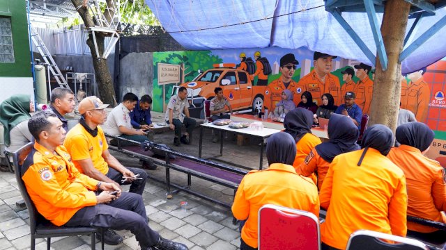 Kepala Pelaksana BPBD Kota Makassar, Fadli Tahar, memimpin rapat koordinasi persiapan peringatan Hari Kesiapsiagaan Bencana Nasional (HKBN) 2026 yang akan dipusatkan di Kantor BPBD Kota Makassar, Selasa (28/4/2026).
