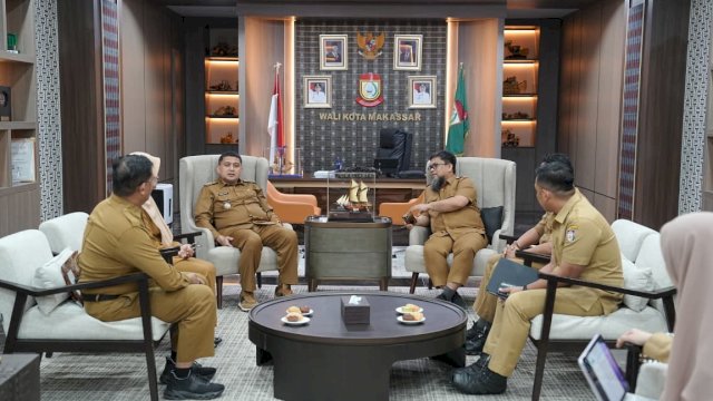 Wali Kota Makassar, Munafri Arifuddin, menerima audiensi Kepala Dinas Pendidikan Provinsi Sulawesi Selatan, Iqbal Najamuddin, untuk membahas rencana pengembangan sekolah unggulan SMP-SMA berbasis asrama di Gedung MULO, Senin (22/6/2026).