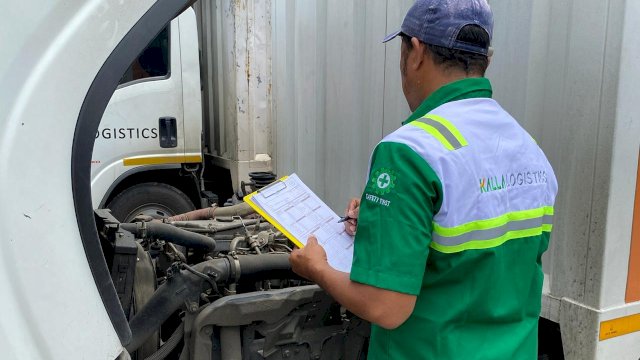 Seorang petugas melakukan pengecekan pada salah satu armada tranposrter di stock yard Kalla Logistics di Kawasan Industri Makassar (KIMA), beberapa waktu lalu.