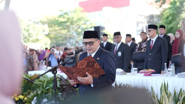 Wali Kota Makassar, Munafri Arifuddin, memimpin pelantikan dan pengukuhan 369 kepala sekolah tingkat SD dan SMP se-Kota Makassar di Tribun Lapangan Karebosi, Selasa (23/6/2026).