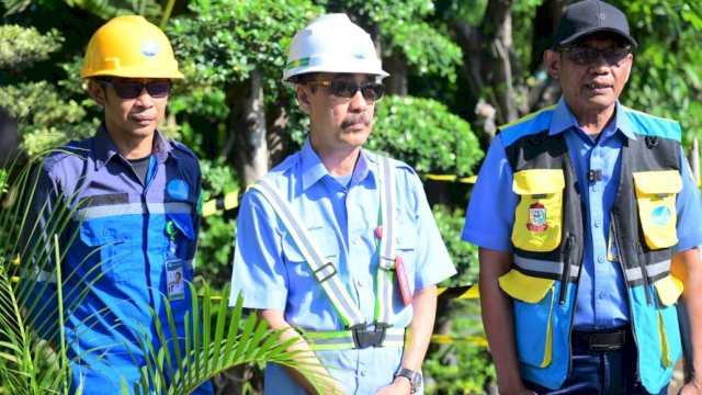Plt Direktur Utama Perumda Air Minum Kota Makassar, Andi Syahrum, memimpin rapat koordinasi untuk membahas solusi krisis air dan penguatan distribusi di ruang rapat direksi, Rabu (3/6/2026).